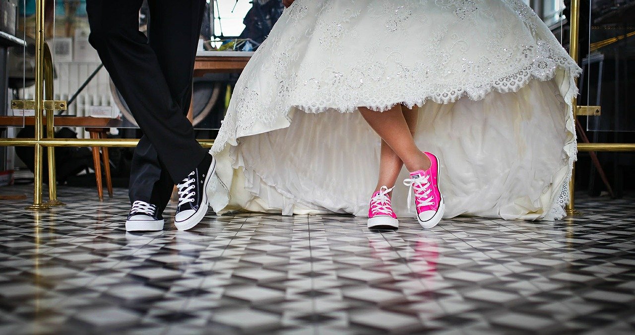 Wygodne buty na weselną zabawę – trampki do sukienki na wesele!