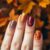 Jesienne paznokcie: modne kolory i inspiracje na manicure
